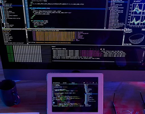 Plataformas de aprendizado digital da TMH em monitor e tablet